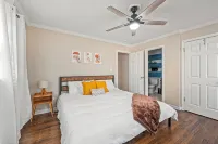 The Rhitreat, 2BR, 10 Min to Downtown & Airport - Bungalows