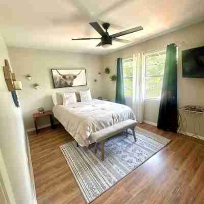 Low Summer Rates, Pond Views , Slps 12 Rooms
