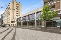 中央藝術裝飾的兩卧室帶陽台和空調 - 公寓