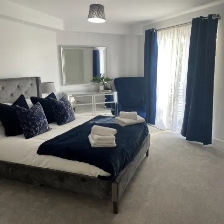 Balcony Seaview 2 bedroom luxury apartment. Coastal Retreat. 1 min walk to beach Hotels in Shanklin