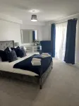 Balcony Seaview 2 bedroom luxury apartment. Coastal Retreat. 1 min walk to beach