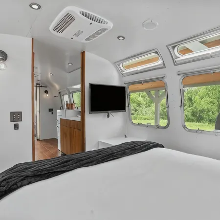 Luxury Airstream Glamping Unit 4 of 6, On-Site Hiking, Private Hot Tub and Sauna