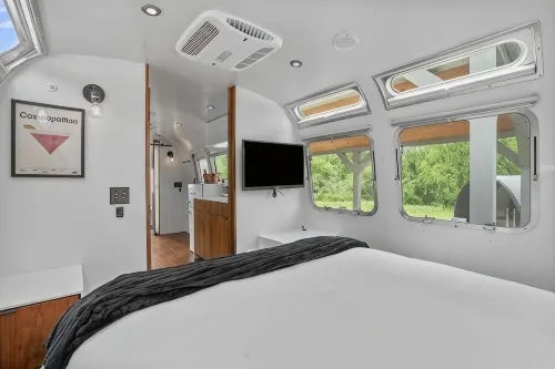Luxury Airstream Glamping Unit 4 of 6, On-Site Hiking, Private Hot Tub and Sauna