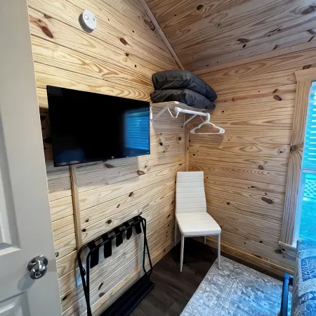Cozy pet friendly 2-bedroom cabin in Steinhatchee, FL
