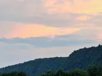 River Bluff Getaway– Upper  3BR/2BA Upper Level Unit with Gorgeous Deck Views Hotels in Allamakee County