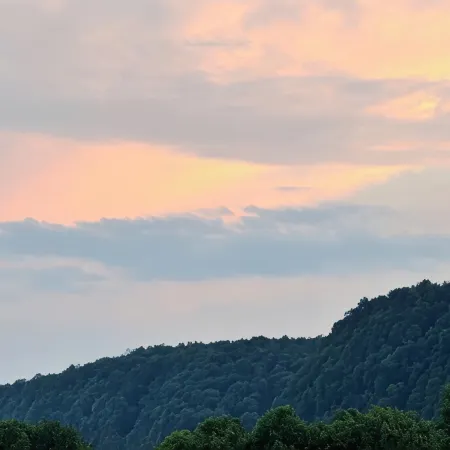 River Bluff Getaway– Upper  3BR/2BA Upper Level Unit with Gorgeous Deck Views