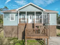 Welcome to the Sweet Life! 1 mile from downtown PC and white sand beaches!