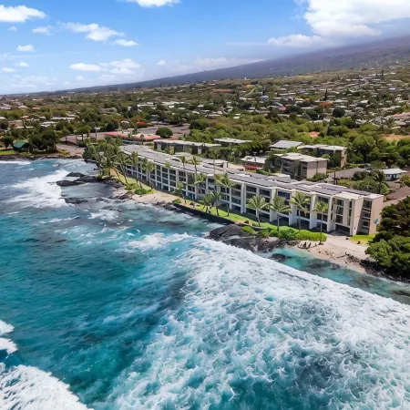 Kona Oceanfront Penthouse Condo: Remodeled, AC, Crashing Waves, Sunsets, Turtles