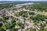 Historic Laconia Home near Lake Winni + Gunstock - 4 ดาว