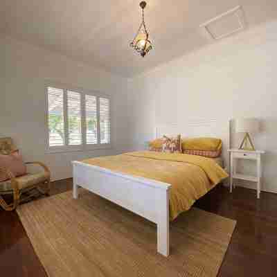 The Sunshine Shack - enjoy the beach and relax in our sunny holiday heaven Rooms
