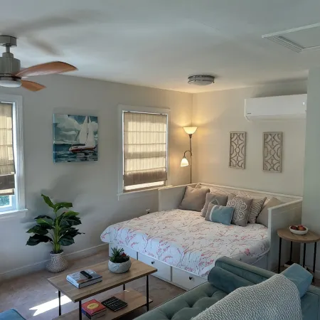 Charming studio in lovely Topping with AC, WiFi that has stunning water views!