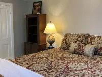 4 BEDROOM HOME IN MANISTEE MI.  Walk to the Lake! Deck! Hotele w: Manistee