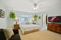 Large, Cozy, Mountain Home with Air Conditioning and Magical Backyard! - 4 ดาว
