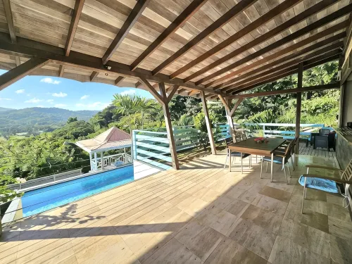 Character house overlooking the golf course and the bay of the Three Islets - 游泳池