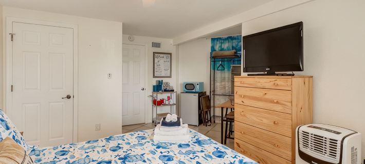 The Dolphin Den- Blocks to the Beach and River~Kayaks and Bikes provided! Hotels in Cocoa Beach