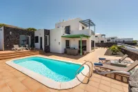 Luxury villa, swimming pool, sea views, A/C, BBQ, WIFI, - Huvilat