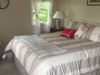 Cozy lake house minutes to Craigville Beach Hotels in Centerville