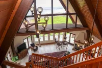Huge Lakefront A-frame on Owasco, 4 king bedrooms, 5 bathrooms, Sleeps 10-12 - con encanto