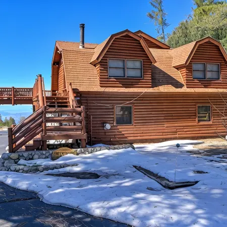 Hilltop Log Cabin on 4.5 Acres. Panoramic Views, Clean and Pet Friendly