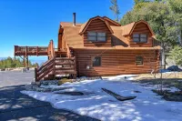 Hilltop Log Cabin on 4.5 Acres. Panoramic Views, Clean and Pet Friendly
