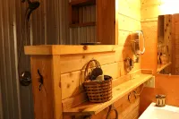 Private Getaway-17 miles to Asheville,  Hot Tub & Fireplace, Pet Friendly - 샬레 호텔