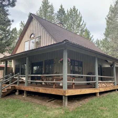 Cozy home in heart of Sunriver w/ hot tub, close to Mt Bachelor