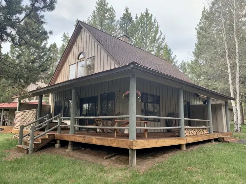 Cozy home in heart of Sunriver w/ hot tub, close to Mt Bachelor