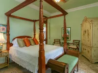 Villa Delfina- Private Beach! Spacious 5 Bedroom Villa in Lower Peter Bay! Hotels in Central