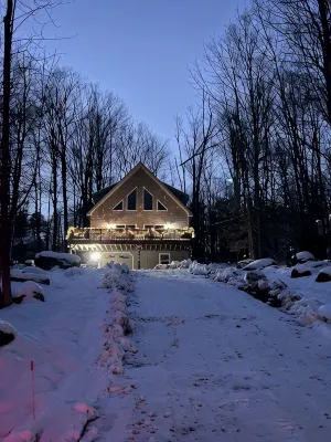 Beautifully Clean, Decorated, Cozy Chalet in an Amenity Rich Community - Hytter