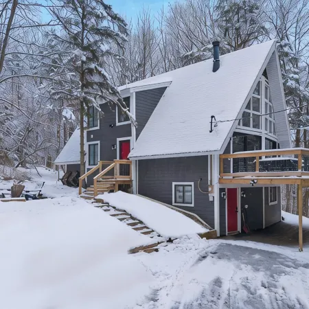 Stunning Ellicottville Hilltop Ski Chalet