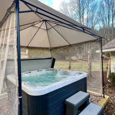 Golden Acres Ranch Hot Tub,Game Room, Creek & Mtn View. 8m from DT Highlands