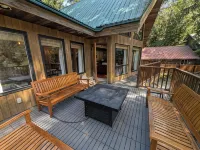 Glacier Creek Chalet- A spacious mountain retreat. Family and pet friendly.