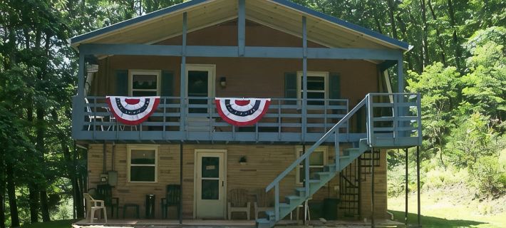 Charming 4-bedroom cabin with HOTTUB  in peaceful Upper Tract with WiFi, AC Hotels in Pendleton County