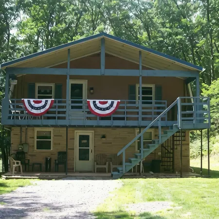 Charming 4-bedroom cabin with HOTTUB  in peaceful Upper Tract with WiFi, AC Отели в г. Пендлтон
