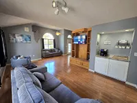 Lake Front home Sleeps 10 Overlooking deck for perfect lake views & a coffee bar - Homestays