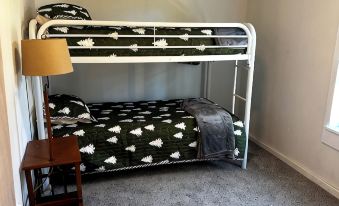 Cozy retreat near Sandpoint, Idaho. Close to Downtown, the lake and skiing.