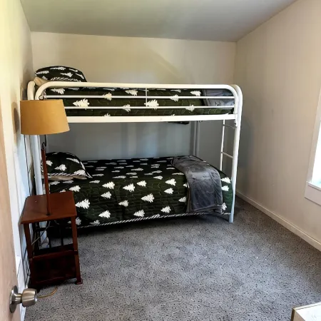 Cozy retreat near Sandpoint, Idaho. Close to Downtown, the lake and skiing.