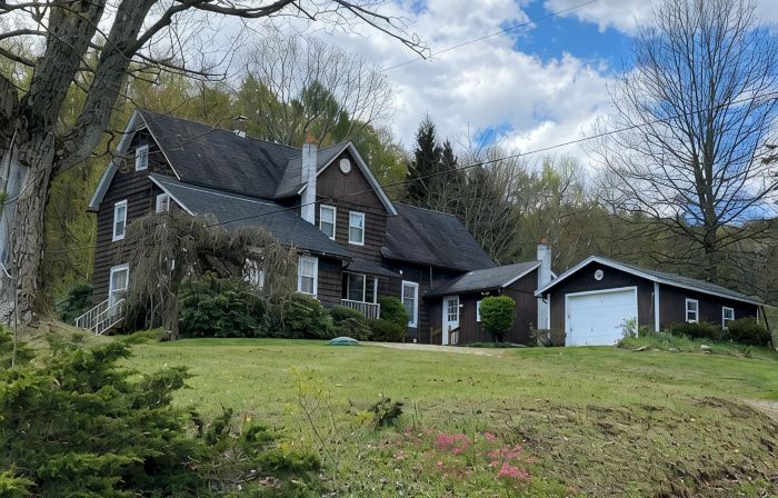 Scenic 4-bedroom Farm House, Tree Farm & Arboretum with trails in Sugar Grove