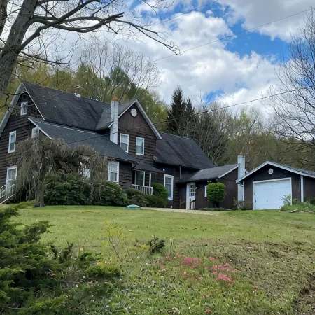 Scenic 4-bedroom Farm House, Tree Farm & Arboretum with trails in Sugar Grove