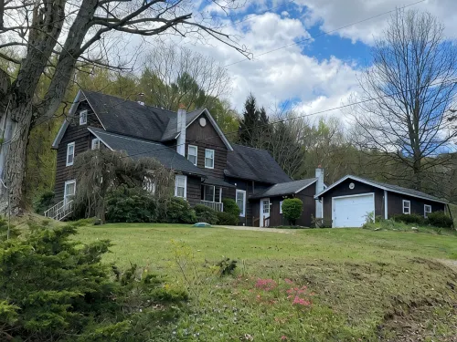 Scenic 4-bedroom Farm House, Tree Farm & Arboretum with trails in Sugar Grove - 3-Star