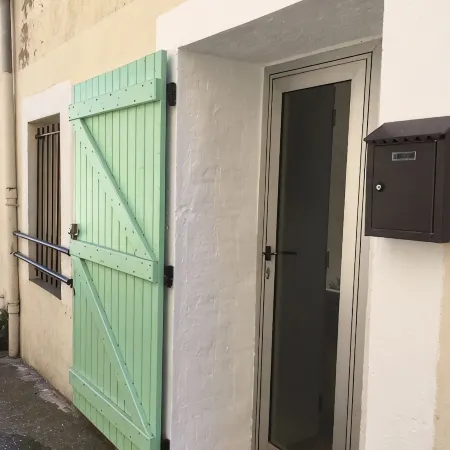 Superb modern studio in typical neighborhood Hotels in Sete