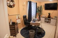 Cozy 3-bedroom home in Kansas City with WiFi, AC, and a private backyard. - Alojamientos