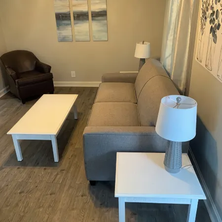 Cozy Downtown Retreat Near LakePoint Sports Center