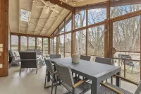 Stylish & Spacious Home with Hot Tub & 3-Season Deck - 4 estrellas