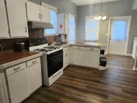 Historic Downtown Craftsman, 3br/2ba with a yard Hotels in Johnson County