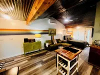 THE GREENROOM, FUNKY music themed tiny home, walking distance to downtown! - Homestays