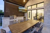 LBJ Retreat - Luxurious Lake LBJ Waterfront - German Farmhouse Getaway - Swimmingpools
