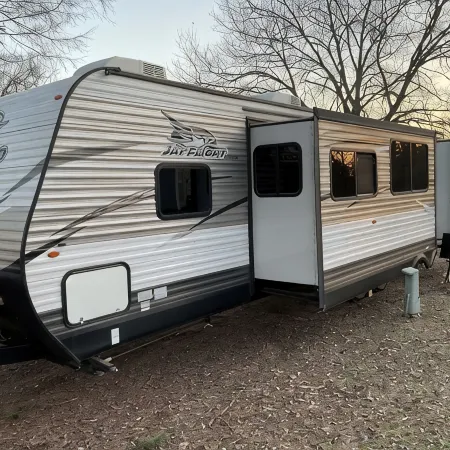 Cozy 2-bedroom RV with WiFi, AC, in charming Broken Bow