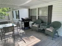 Charming 3 bedroom lake front house in Gilbertsville with WiFi and AC