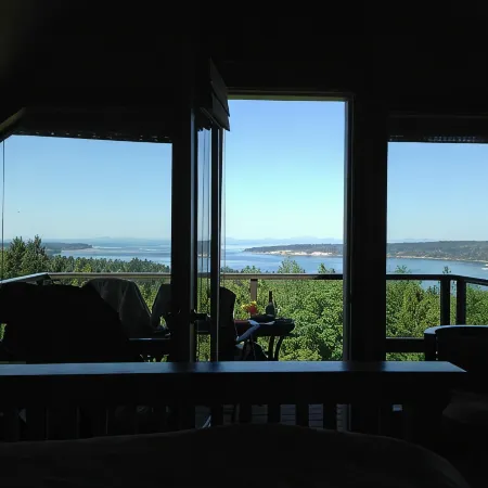 "THE LOFT" romance, luxury, stunning water and mountain views!